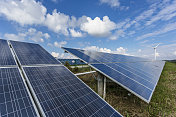 太阳能电池板和风力涡轮机图片素材