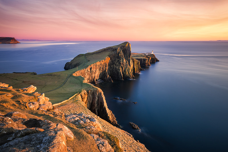 英國蘇格蘭斯凱島，奈斯特燈塔上的日落圖片素材