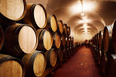 整个葡萄收获在酒窖中慢慢成熟成葡萄酒图片素材