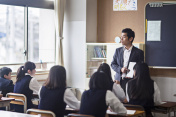 一位日语老师在课堂上使用平板电脑图片素材