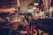 一杯啤酒，酒桶，瓶子和新鲜啤酒花图片素材