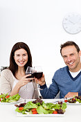 一对可爱的情侣在吃午餐时喝红酒图片素材