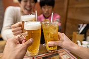 一家人在日本居酒屋共进晚餐图片素材