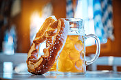 啤酒和椒盐卷饼，德国慕尼黑啤酒节图片素材