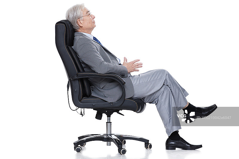 成功的商务老年男人斜靠在椅子上图片素材