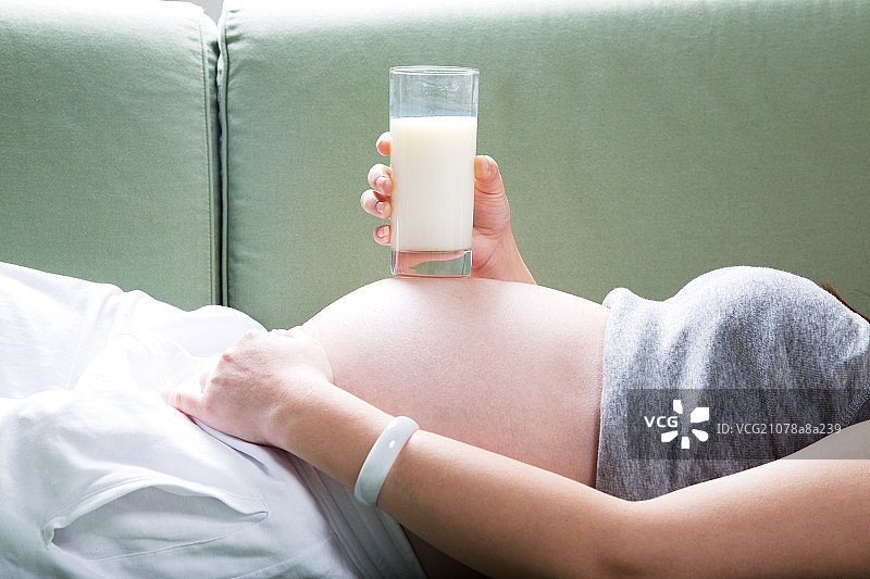 孕妇托着牛奶图片素材