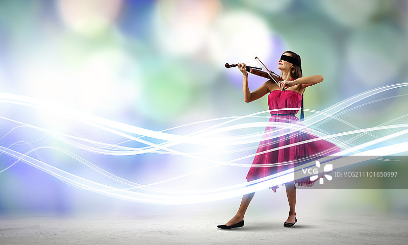 小提琴的女人。穿着红衣服拉小提琴的漂亮女士图片素材