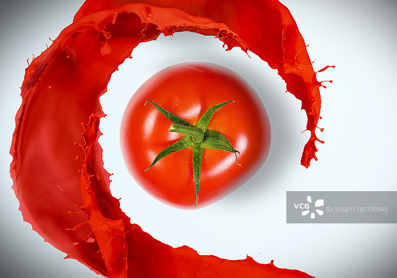健康饮食。新鲜的红番茄和溅在背景图片素材