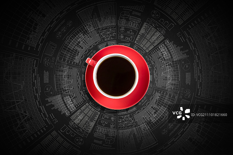 俯视图的一杯咖啡在黑暗的背景。喝咖啡的时间图片素材