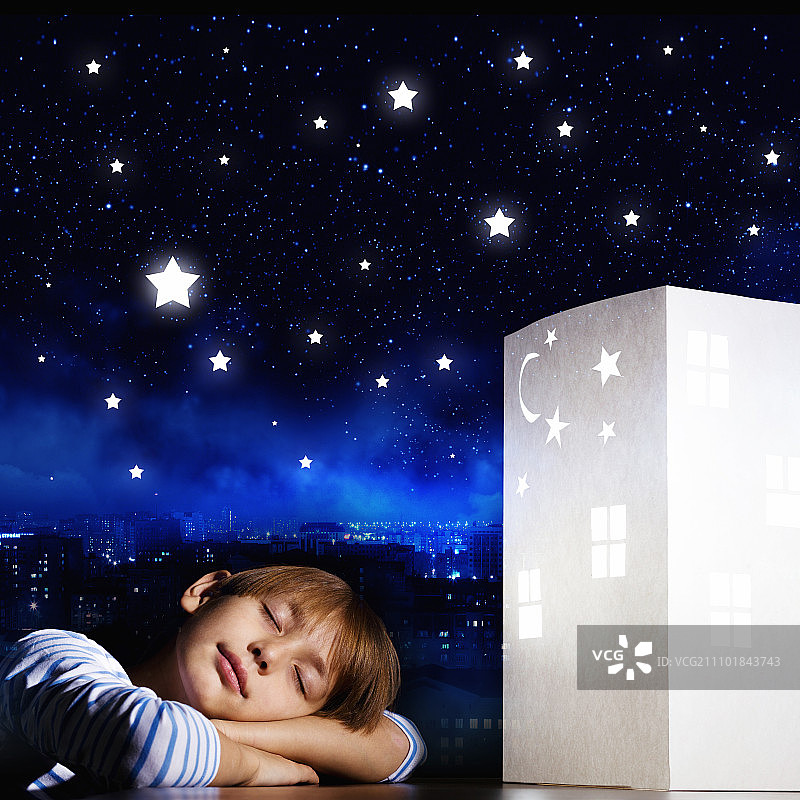 晚上做梦。可爱的小男孩睡觉，梦见家图片素材