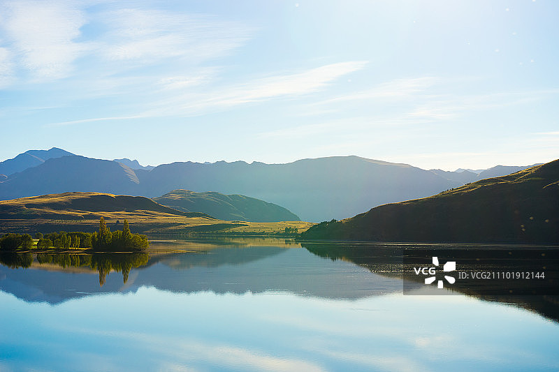 风景如画的风景。新西兰的阿尔卑斯山和湖泊的自然景观图片素材
