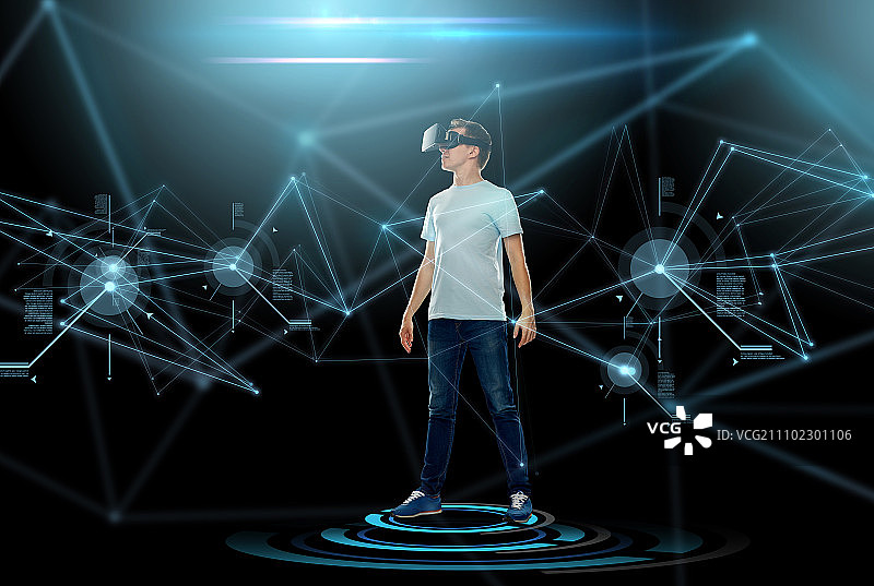 3d技术，虚拟现实，娱乐，网络空间和人的概念-快乐的年轻人与虚拟现实头盔或3d眼镜和投影在黑暗的背景图片素材