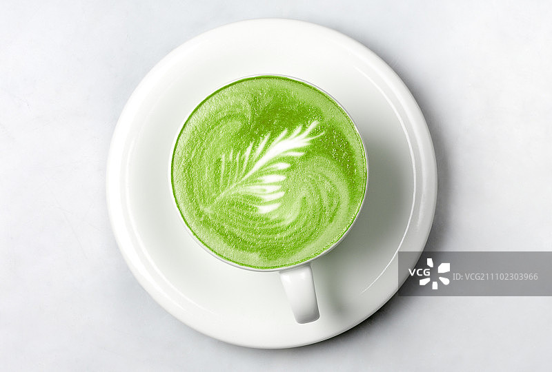 饮料，节食，减肥和减肥的概念-一杯抹茶绿茶拿铁超过白图片素材