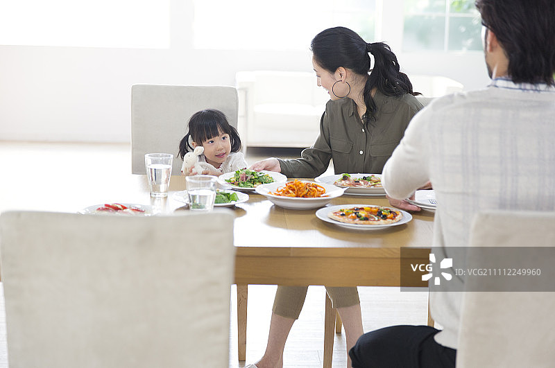 一家人在餐桌上享受美食图片素材