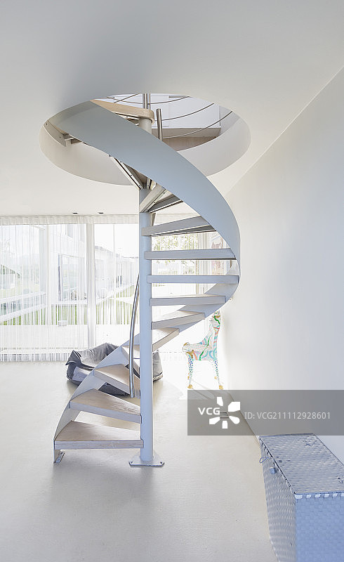 白色螺旋楼梯在现代家庭展示室内图片素材
