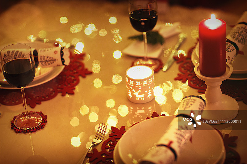 圣诞餐桌上的红酒和蜡烛图片素材
