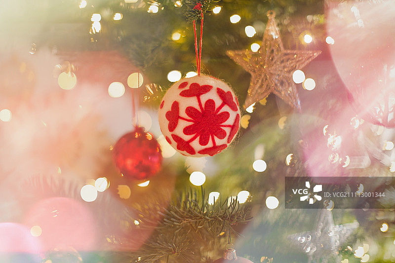 红白相间的雪花点缀挂在圣诞树上图片素材