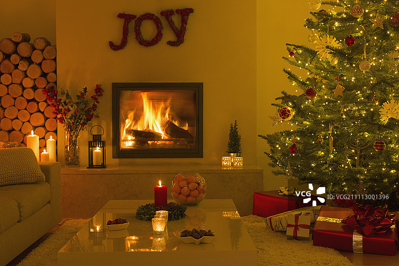 环境壁炉和蜡烛在客厅与圣诞树图片素材