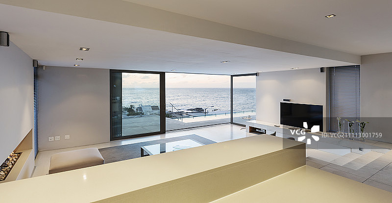 现代，极简主义豪华客厅与天井门打开海景图片素材