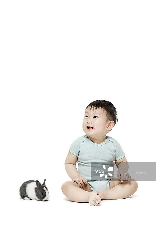微笑的小男孩和兔子图片素材
