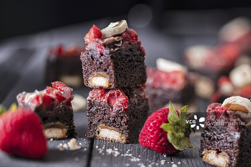 巧克力草莓蛋糕配巧克力焦糖饼干棒图片素材