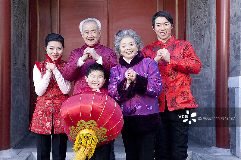 全家一起庆祝春节图片素材
