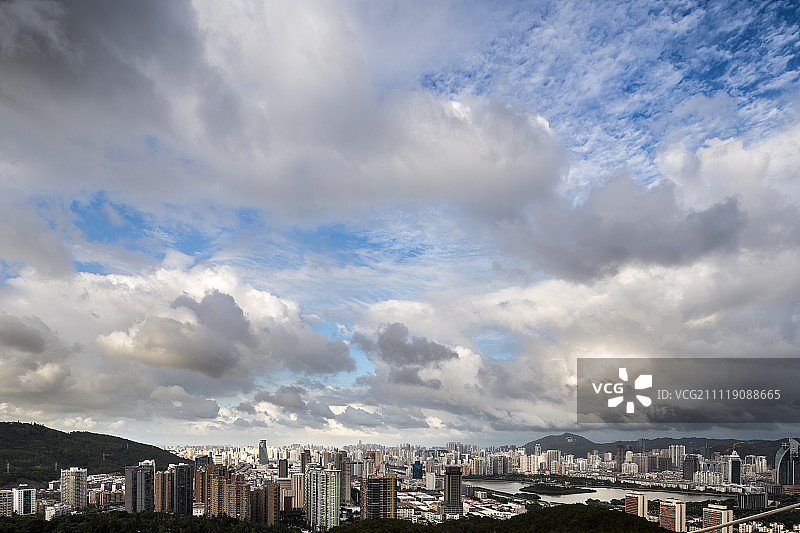 云景下的厦门城市天际线图片素材