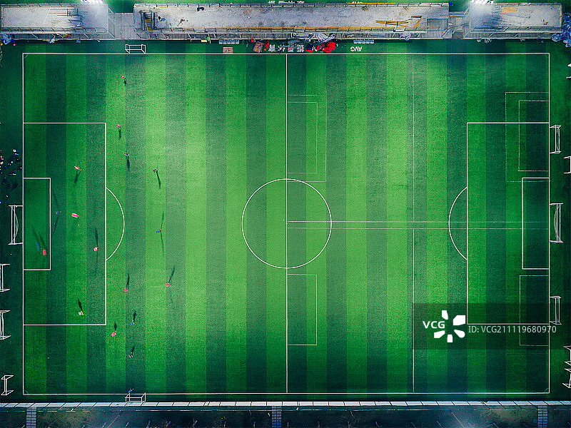 航拍绿色的足球场图片素材