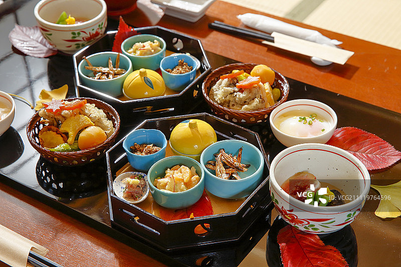 日本东京传统日式旅馆的什锦菜肴图片素材