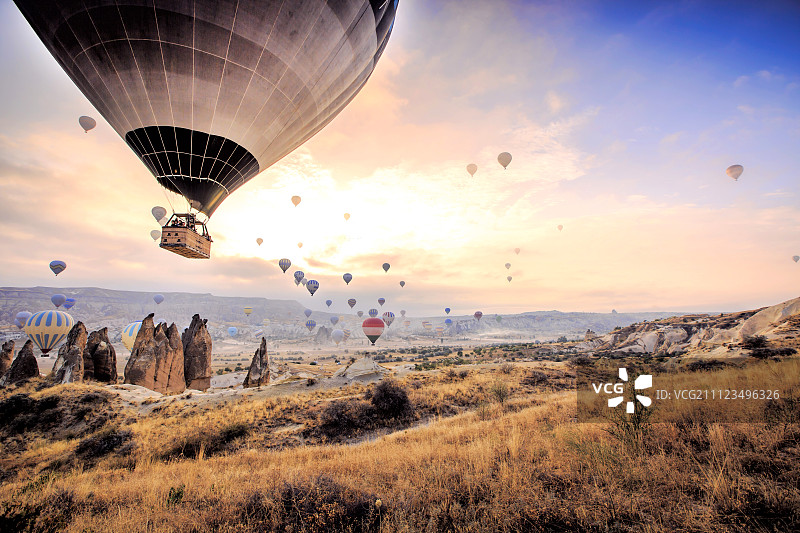 土耳其卡帕多西亚天空的热气球图片素材