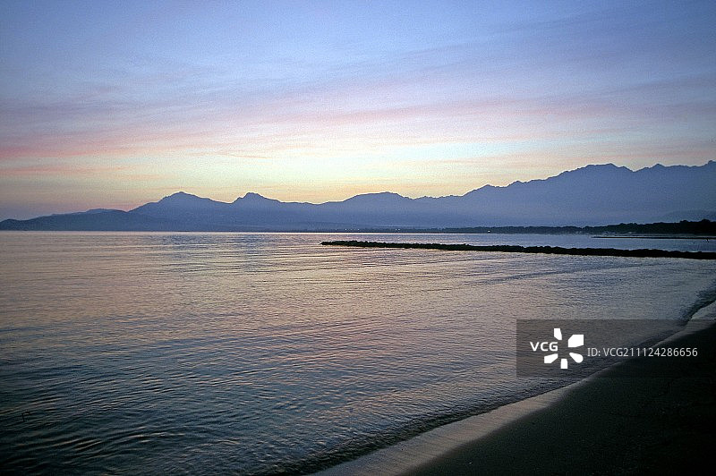 法国科西嘉岛Calvi海滩黄昏的景色图片素材