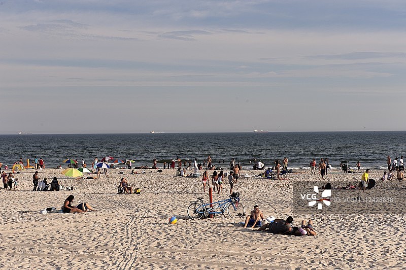 美国纽约，人们在海滩上放松图片素材