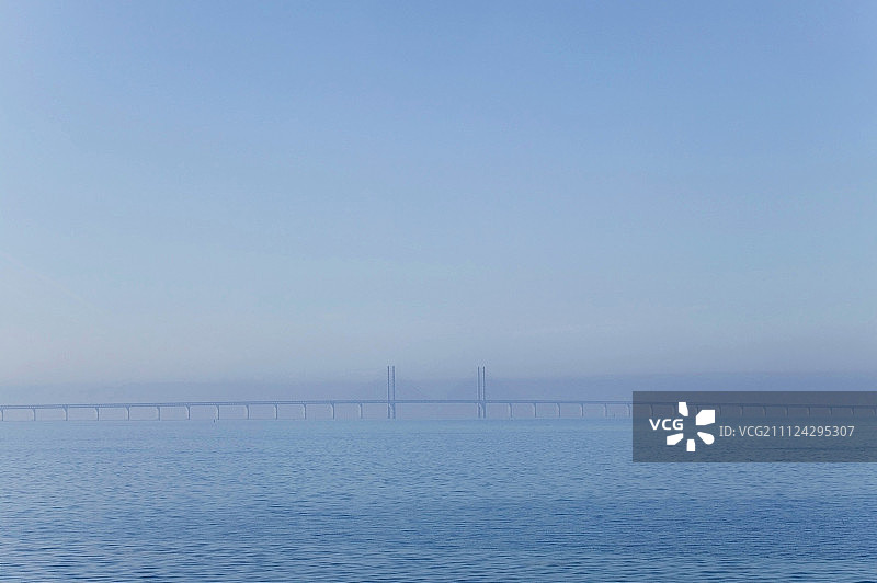 海景和连接瑞典和丹麦的厄勒海峡大桥图片素材