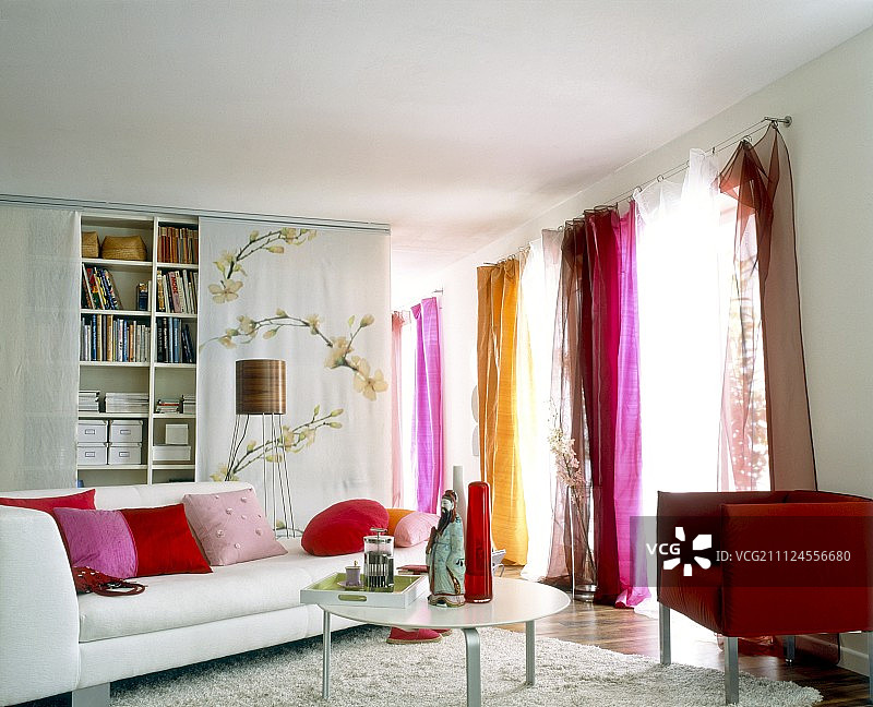 有沙发、窗帘和靠垫的客厅图片素材
