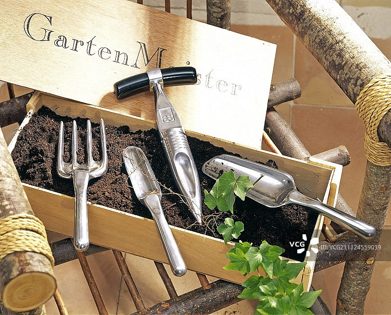 铲，植物刺和园艺设备，带土的木盒放在椅子上图片素材