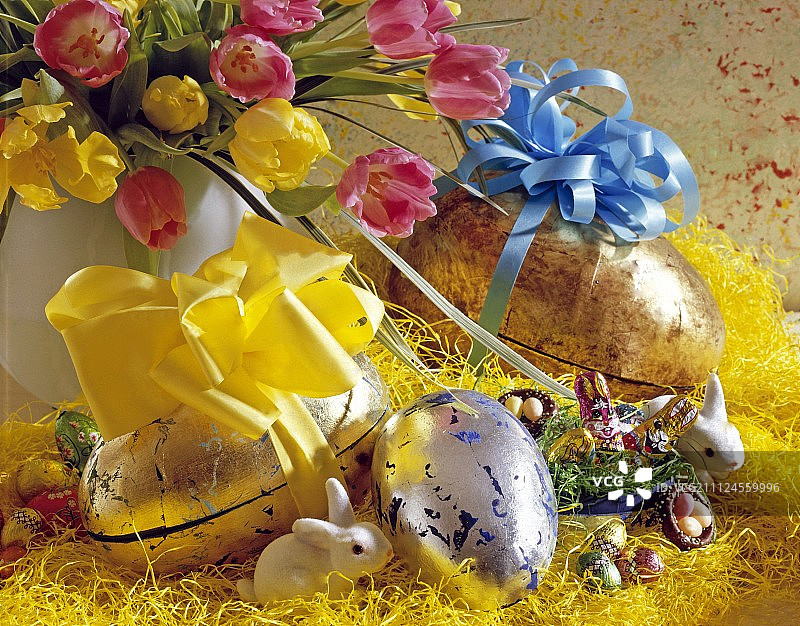 金色丝带纸，复活节兔子，复活节彩蛋和郁金香的特写图片素材
