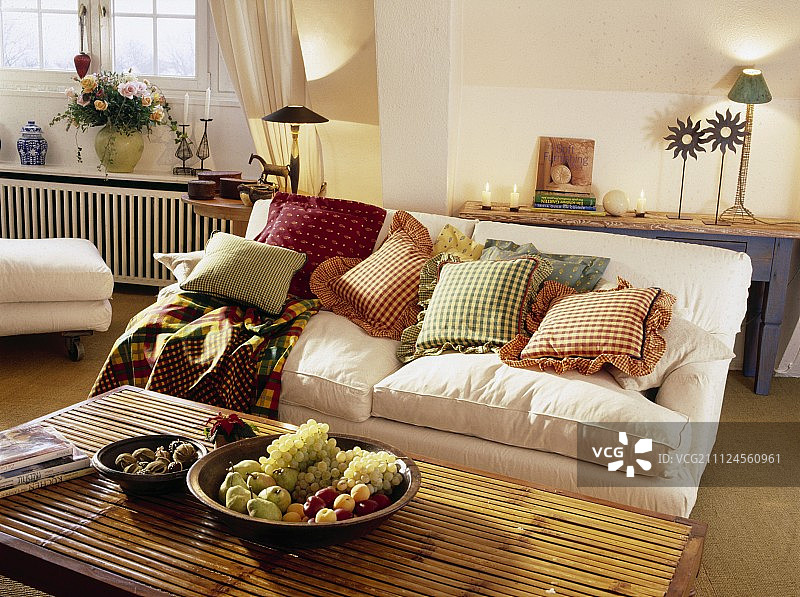 客厅有沙发、靠垫和桌子，有水果盘图片素材