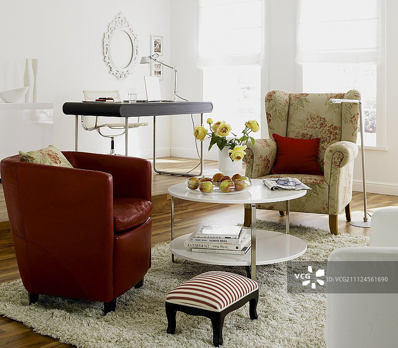 有花扶手椅、茶几、脚凳的客厅图片素材