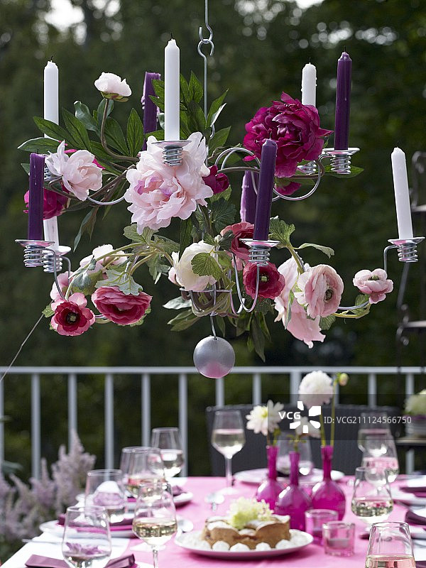 用鲜花和蜡烛做成的吊灯摆在桌上图片素材