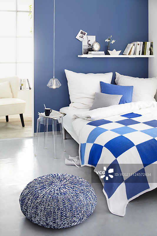 卧室里有双人床、床头柜和蓝白相间的蒲团图片素材