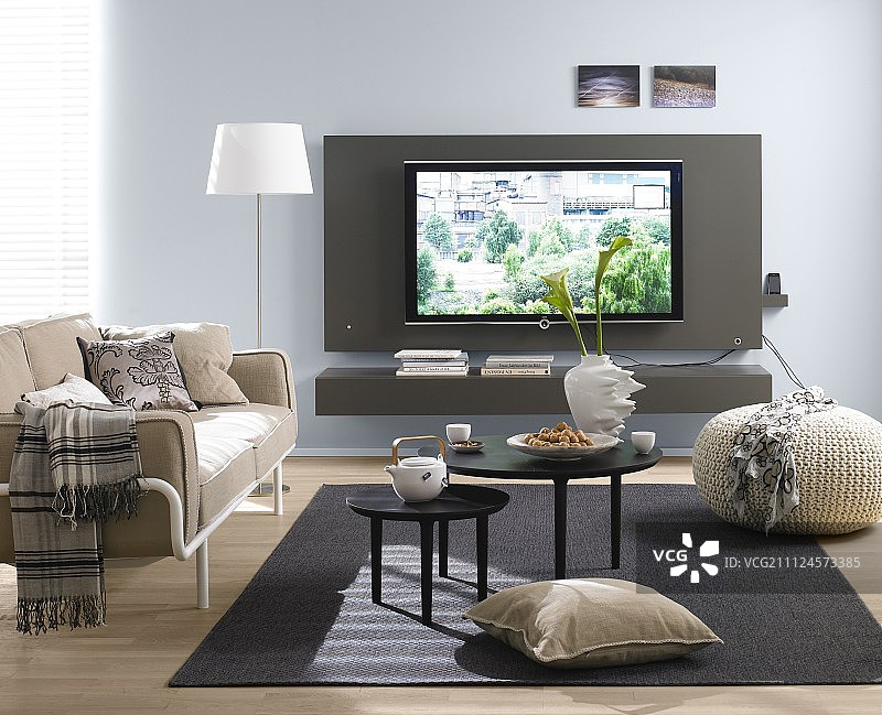 有沙发、靠垫、落地灯和电视墙的客厅图片素材