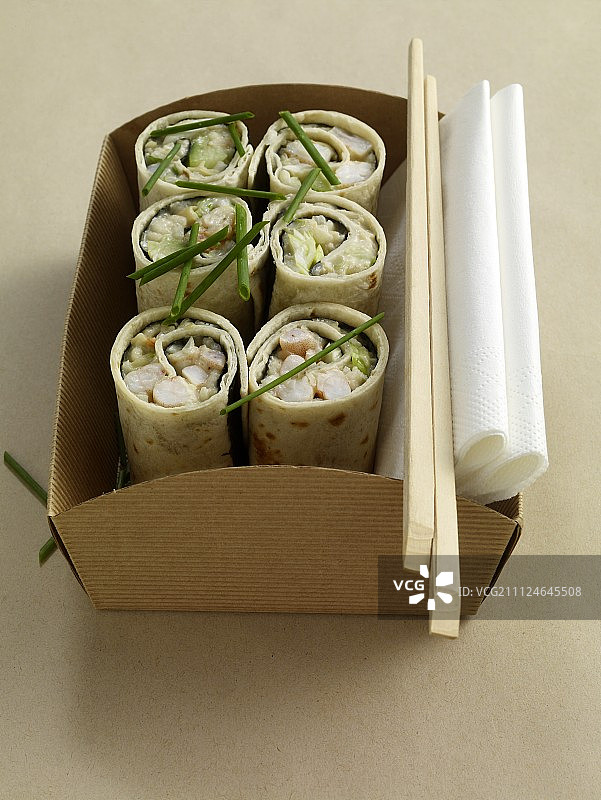 寿司卷的特写，虾和鳄梨在盒子里图片素材