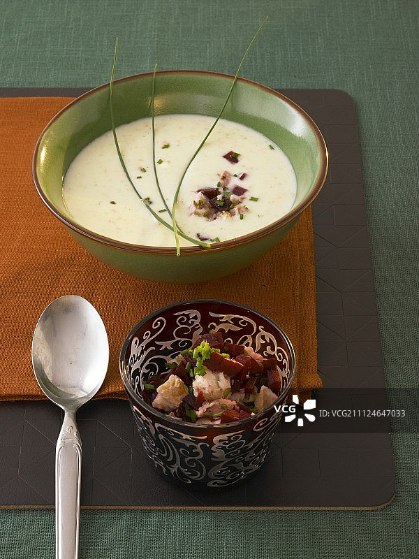 土豆汤和鳟鱼塔塔在碗里图片素材