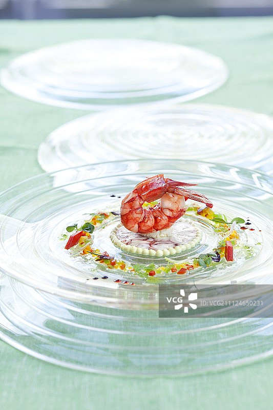 在玻璃盘子里，用咖喱奶油和胡椒调味汁搭配岩章鱼图片素材
