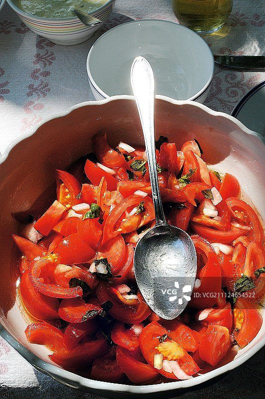 特写西红柿沙拉在碗里图片素材