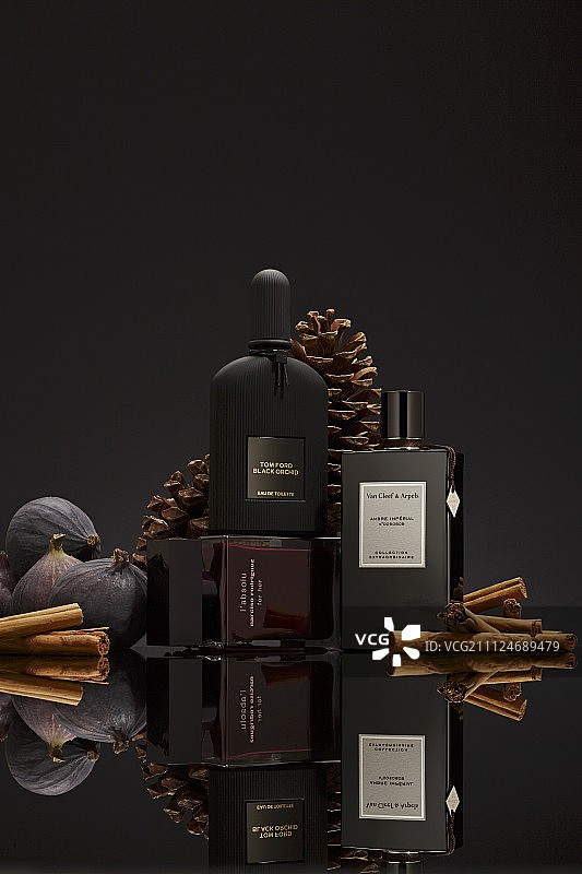 黑色背景下的三瓶深色香水(冬天的味道)图片素材
