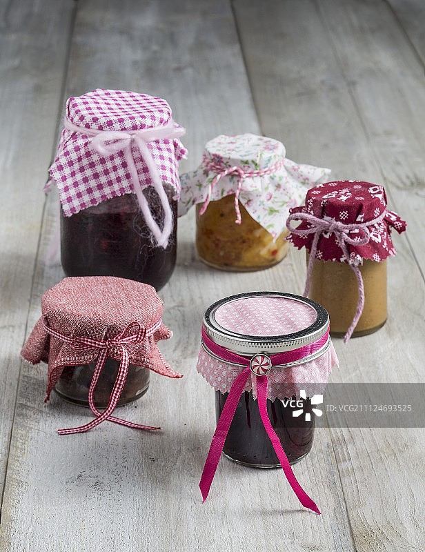 彩色的织物盖罐的蜜饯作为礼物图片素材