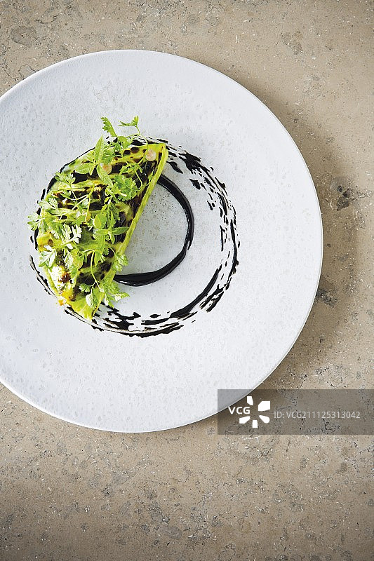 丹麦哥本哈根Studio餐厅的小牛杂碎包在卷心菜里图片素材