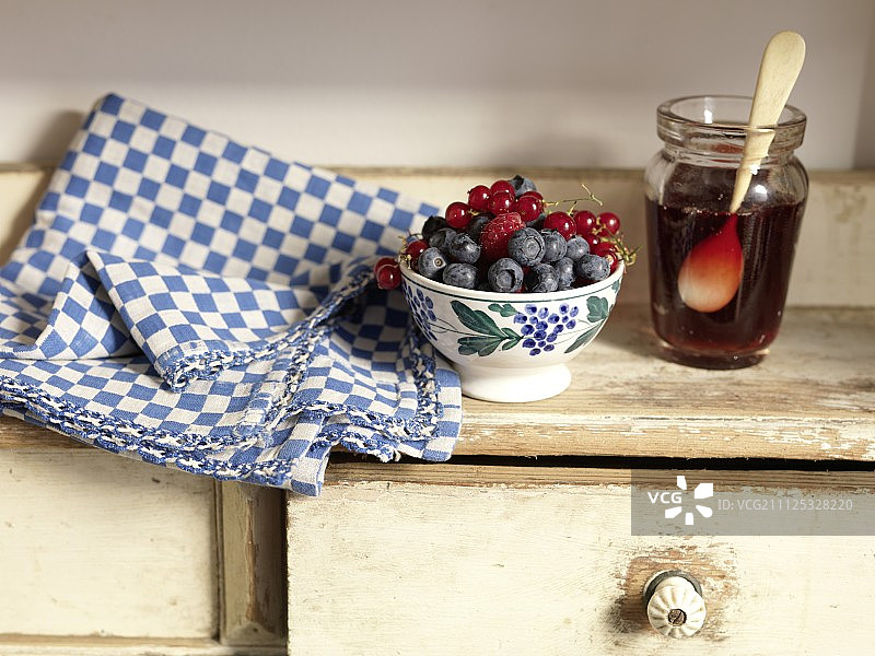 一碗夏季水果和夏季水果果冻图片素材