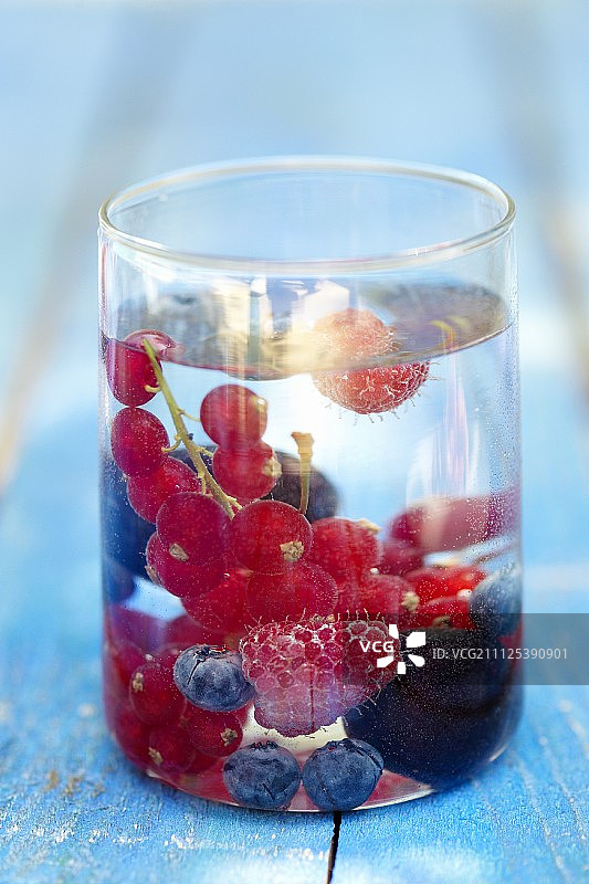 夏天水果在一杯水里图片素材